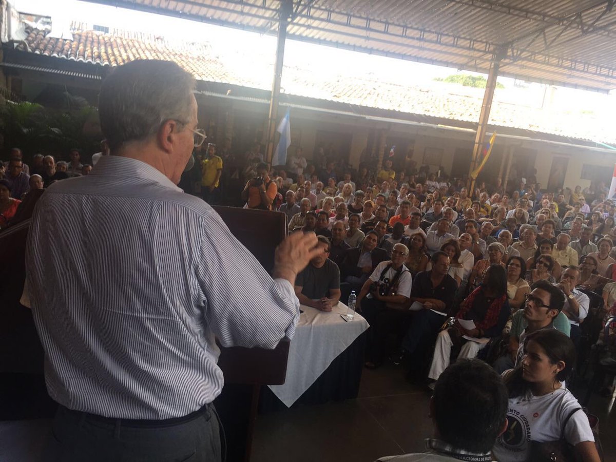 AlvaroUribeVel's tweet photo. Cali. A esta hora, promoción de firmas. https://t.co/KmVJE4XzYd