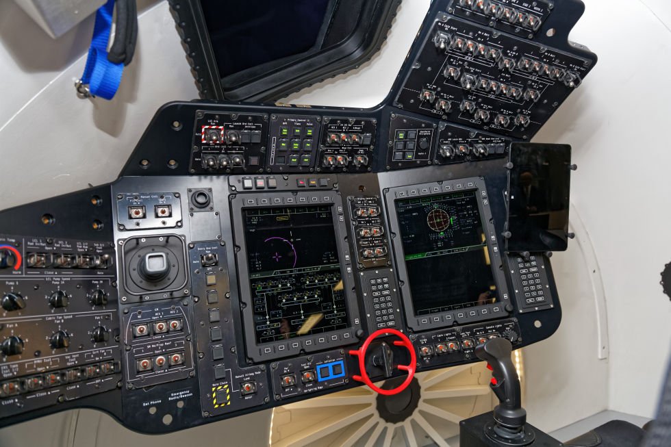 Cockpit Boeing Starliner Cockpit mit sehr vielen Schaltern und Knöpfen