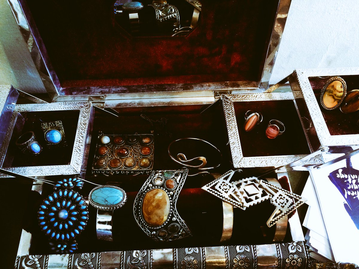 PracticalMagicV's tweet image. So much amazing new jewellery in  our beautiful shop 😍😍🌸🌸💗💗 #vintage #vintageshop