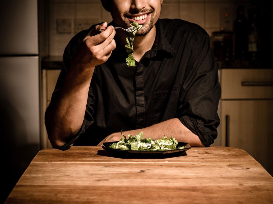 Смешные фразы про готовку. Парень с едой. Он смотрит когда я ем. Шутки о еде. Девушка с едой.