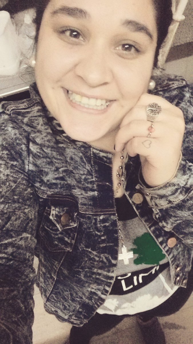 Florrccii's tweet photo. Y hoy que estoy en agonía te recordaré 🎧🎧🎧 #trabajo #tuertis #juju #aburri #3hs #music #AngelaLeiva #viva #herida https://t.co/qWBb9uixQH