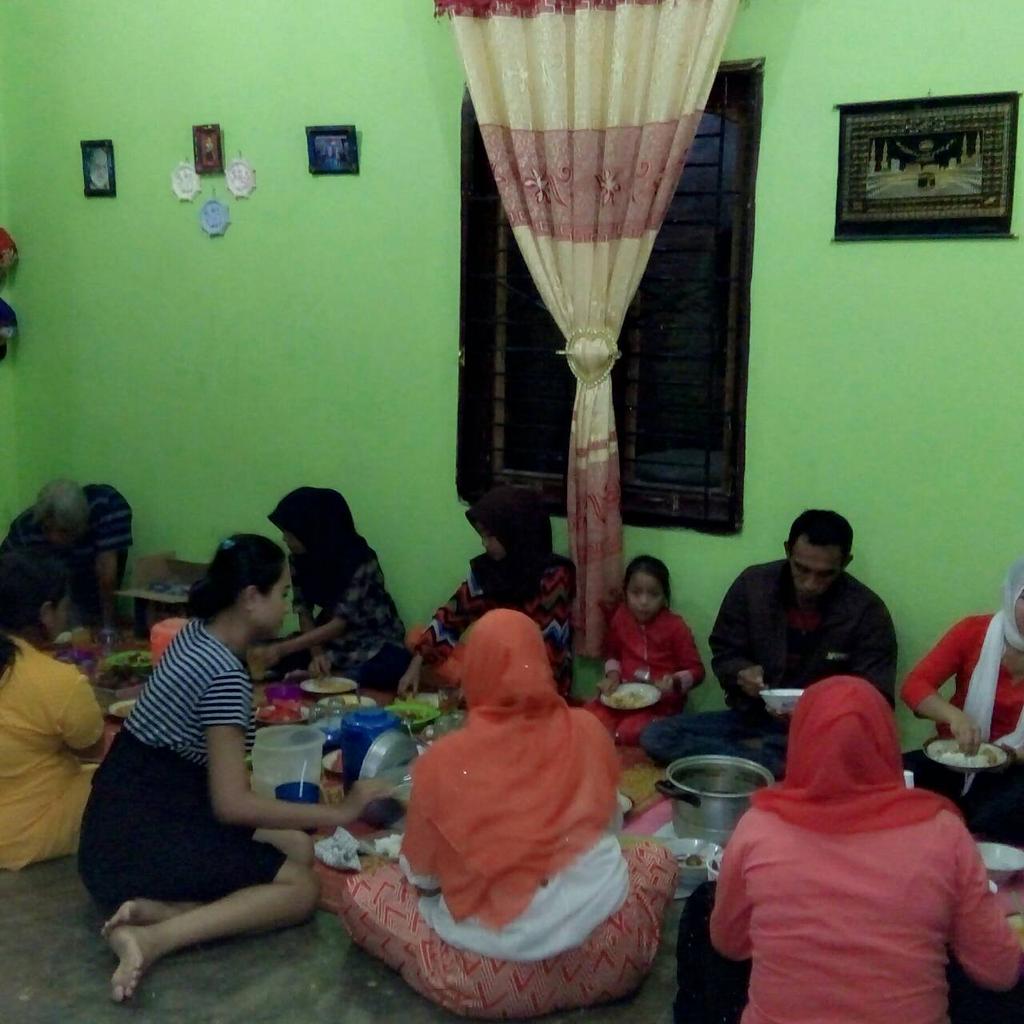 MGustina65's tweet photo. alhdulillah bisa buka puasa bareng keluarga dan bisa ngerayain ultah merry..
makasih buat semuanya :* ({}) https://t.co/wWCzQc5UL2