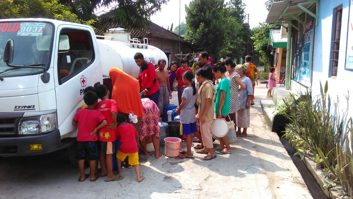palangmerah's tweet photo. PMI distributed 30,000 liters of clean water, 1,500 food packages, 1,500 hygiene kit packages in #Surakarta https://t.co/XpV2IYfIIo