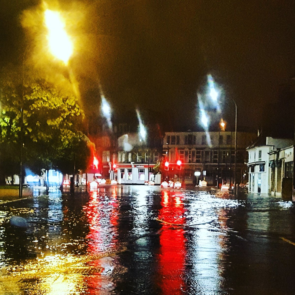 LondonFire's tweet photo. 300 '999' calls as we attend floods & lightning strikes in #londonstorm https://t.co/wtHRVVOOhG pic @globalsnewsroom https://t.co/aYjMhhqf6H
