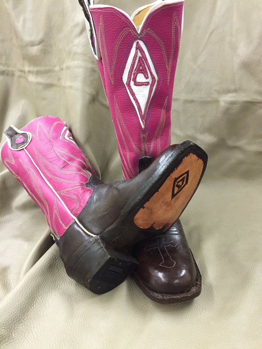 rkcustomboots's tweet photo. Just finished for a customer #customboots #rkboots #inlayboots https://t.co/xCFSvTqvZl