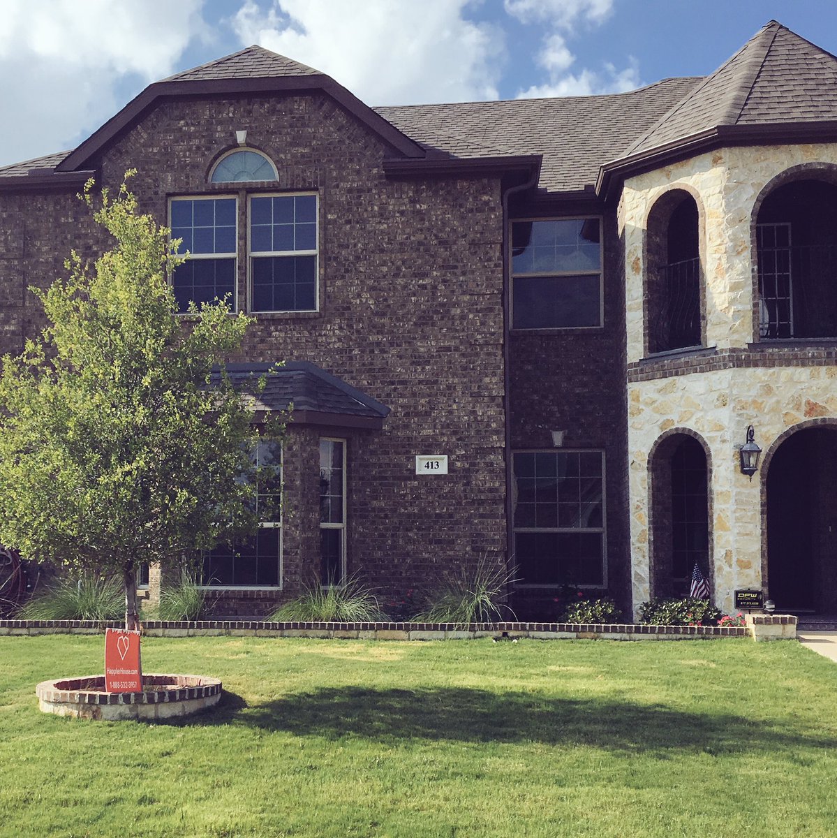 HappierHouse's tweet photo. Another happy homeowner with new #roof and #gutter installation. Looks beautiful 🛠💖🏡✨ https://t.co/wpU0DtUVZy