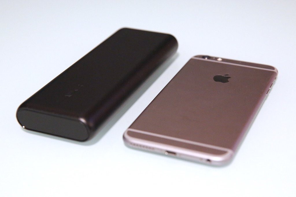 dakani_sa's tweet photo. شاحن متنقل من شركة #أنكر 
السعة : 20100 مل أمبير 
منفذين USB
لونين ( اسود وابيض)
يدعم خاصية ال IQ
السعر : 220 ريال https://t.co/esYKnvw4Fw