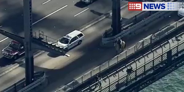 9NewsSyd's tweet photo. A beef farmer rides his horse over the Harbour Bridge to raise awareness about the future of farming. #9News https://t.co/RZPo9rcXzT
