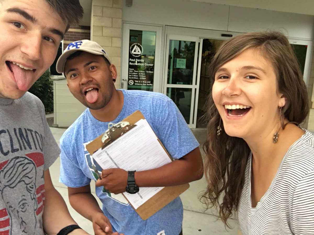 BroomfieldCCDem's tweet photo. Doing some voter registration at the rec center #cogroundgame @coloradodems @AR_Democrat https://t.co/JkyaCrBrxp