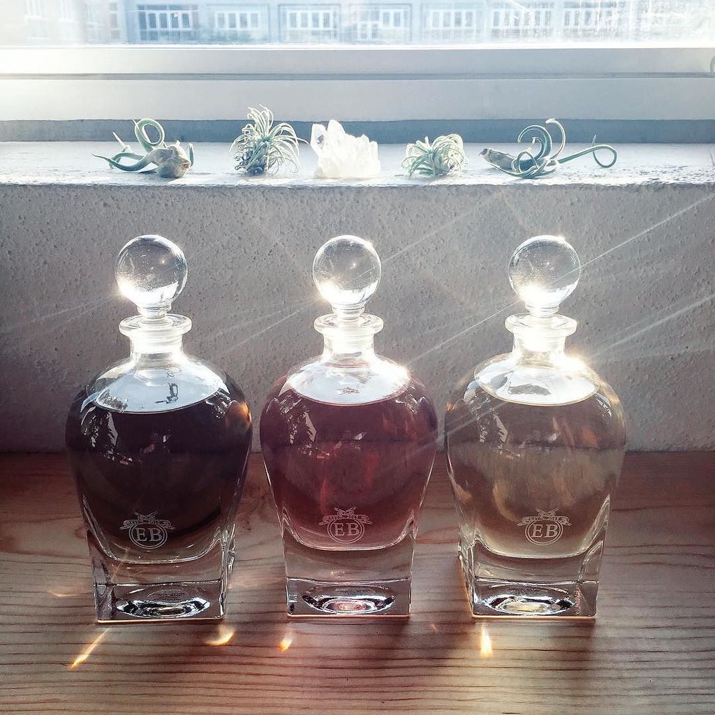 sistasoothing's tweet photo. I love how the evening light bounces off my #EBFlorals by #EricButerbaugh 🌇 https://t.co/0Lg0xcOXVn https://t.co/jIdzQnfLcv