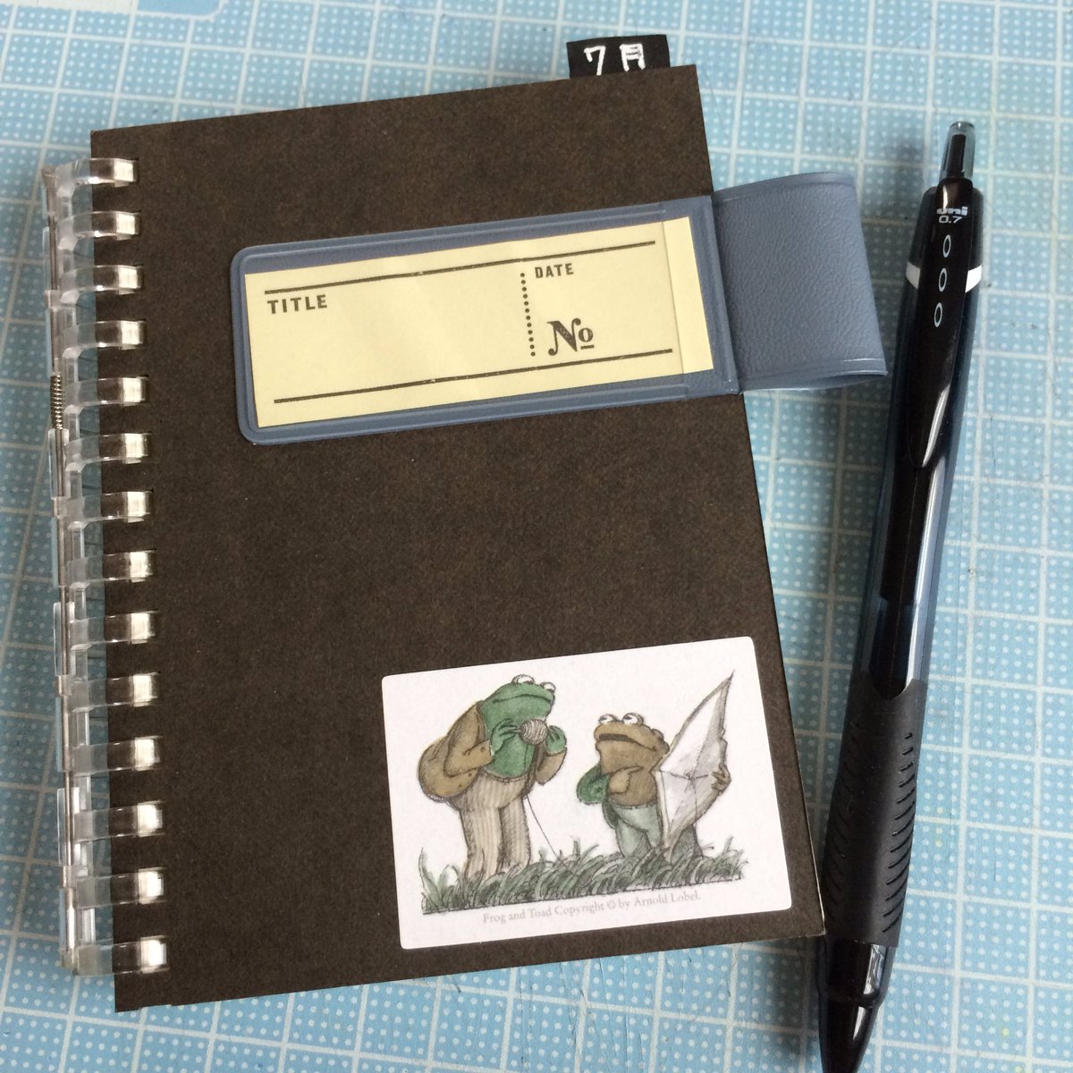 五位鷺堂 仕事用のノートは リヒトラブのツイストリングをb7サイズにカットしたものに 無印良品の無地リングノートをばらしてカットしたものをセット ツイストリングはカット部分をレジンで固めて針金が出てこないようにしました