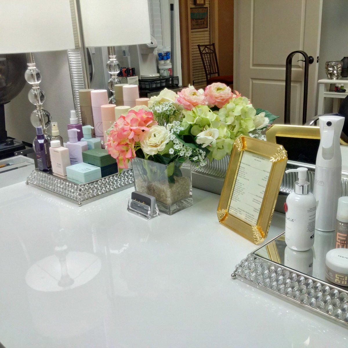 SCStone88's tweet image. New flowers I put together for #sarahkatestudios! It feels like home there!! #bossbabe #girlboss #scstonehair