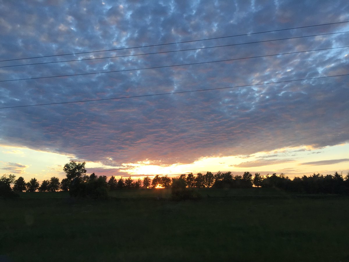 edhscompliment's tweet photo. hope everyone's exams are going well so far. And if not enjoy this pic of the sky tonight :) #2down2togo https://t.co/Za79icGogD