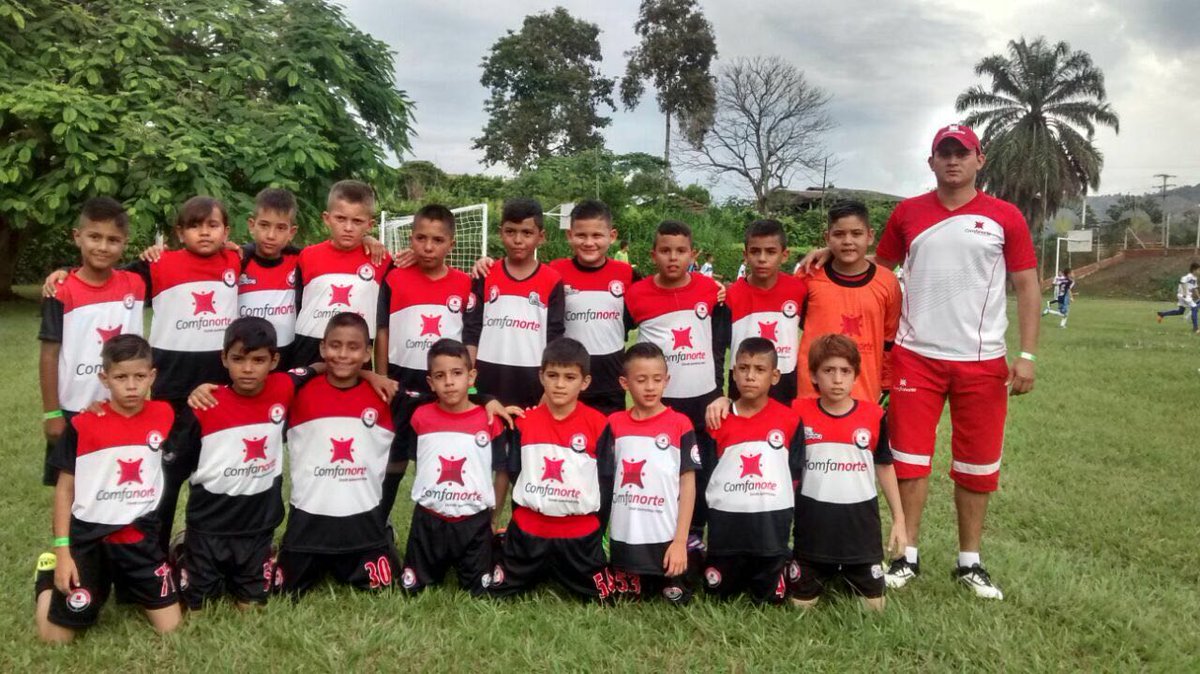 Comfanorte's tweet photo. Comfanorte presente en el V Torneo de Estrellas de #fútbol, que se lleva a cabo en la ciudad de Manizales con #Comfa https://t.co/s5wx41O7bn