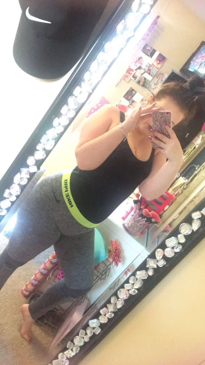 allizzlmynizzl's tweet photo. mirror selfie bc it's white girl Wednesday ❄️🐰 https://t.co/TCGIHvp3Eu