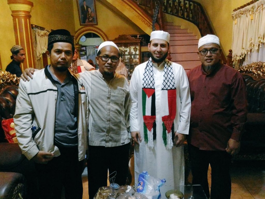 Syekh Mostafa Hassan Basam b'foto b'sama jamaah dan donatur di Sidrap #SR1437H <a href="/InfoKNRP/">KNRP INDONESIA</a> <a href="/tribuntimur/">Tribun Timur</a> <a href="/HarianAmanah/">Harian Amanah</a>