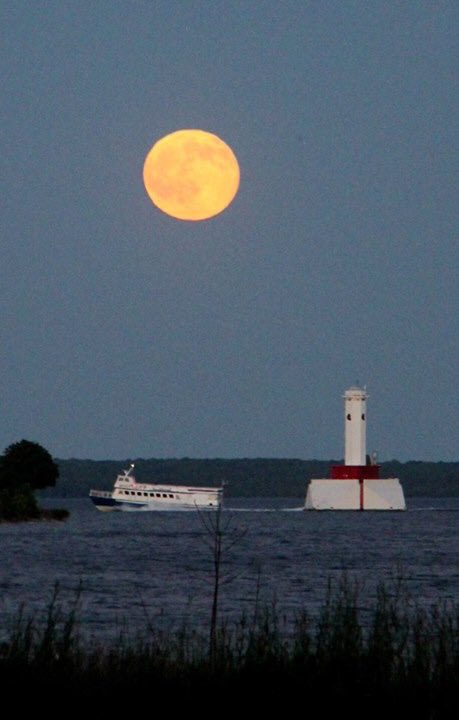 emilymeier1's tweet photo. Say yes to #Michigan #FullMoonSolstice #beautiful @Sheplersferry ππ https://t.co/b7eTUGCrm8