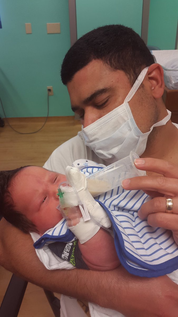 Mayelf7's tweet image. Feeding time! True love.