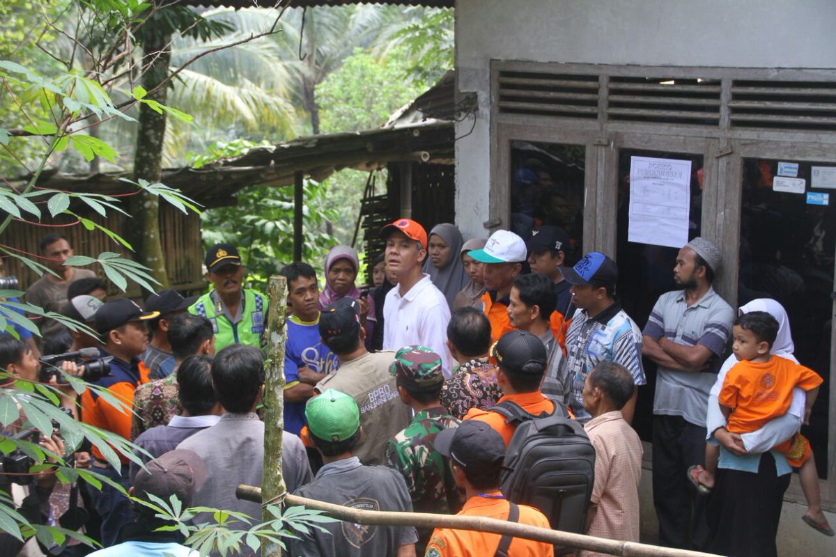 Sinoeng69's tweet photo. Gub @ganjarpranowo di lokasi longsor Dsn Wonoroto Ds Gumelem Kulon Susukan Bjnegara @infobanegara @sarwapramana https://t.co/lPfu5mDyGs
