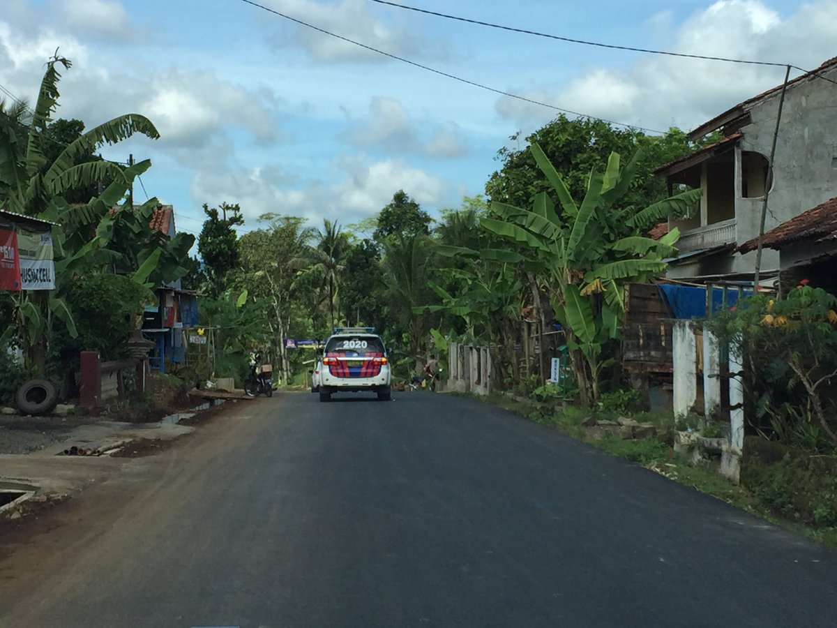 ganjarpranowo's tweet photo. Jl Mandiraja Banjarnegara-sempor tinggal bikin marka. Talud jg sdh disiapkan. Jgn buang sampah ke talud ya https://t.co/HQqsdiXgD5