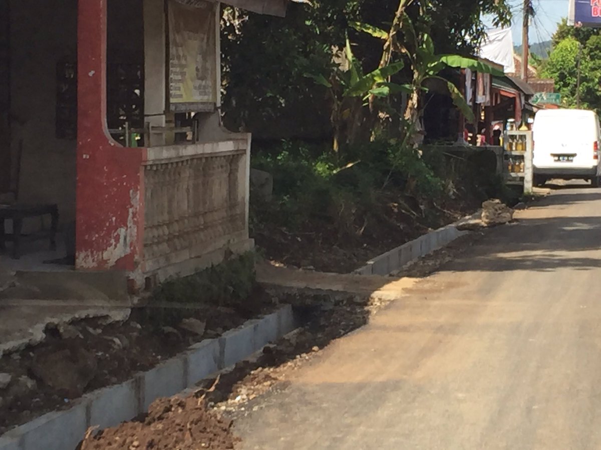 ganjarpranowo's tweet photo. Jl Mandiraja Banjarnegara-sempor tinggal bikin marka. Talud jg sdh disiapkan. Jgn buang sampah ke talud ya https://t.co/HQqsdiXgD5
