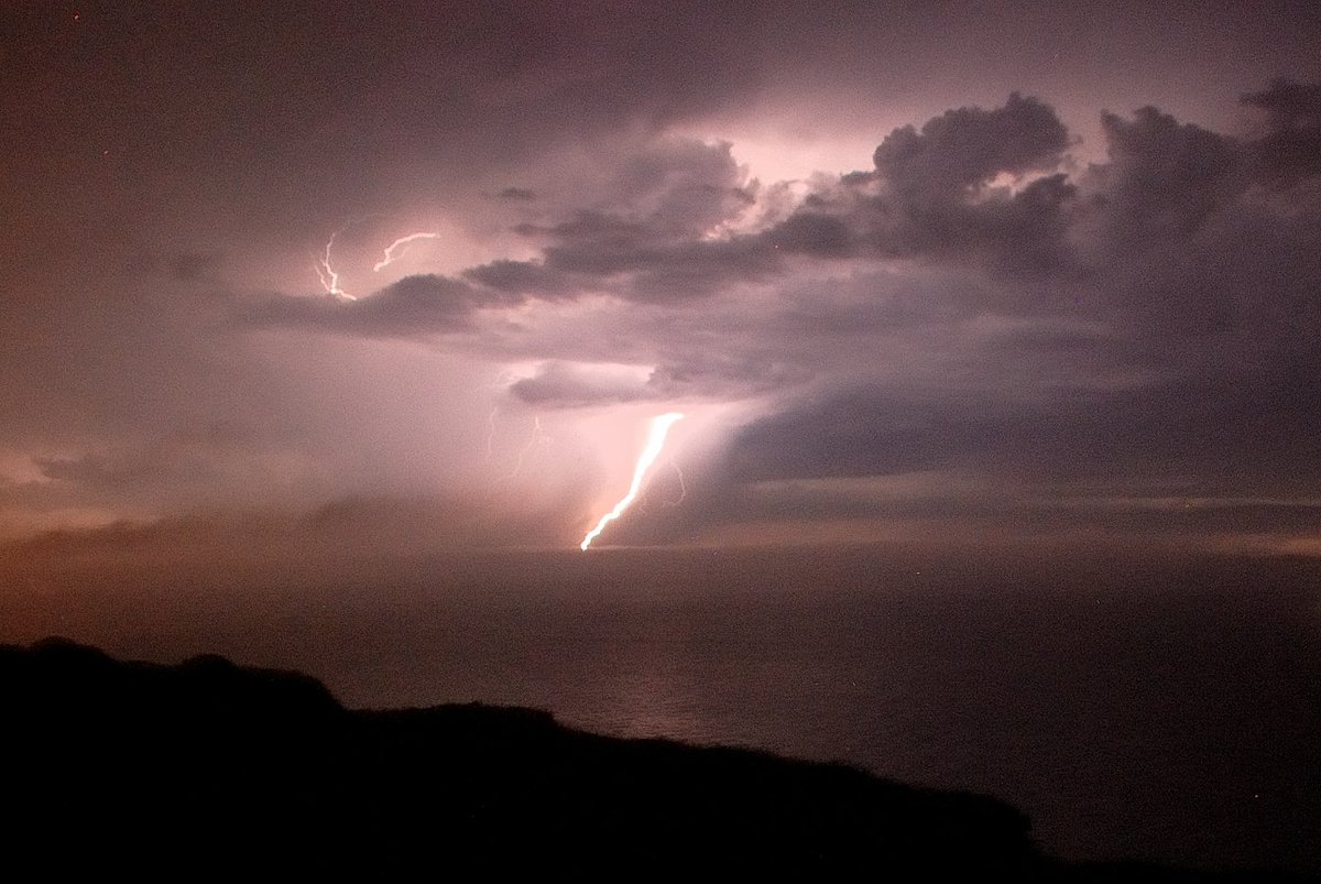 La foudre déchirant le ciel au large de Longues-sur-Mer, cette nuit. #calvados #bessin #orages