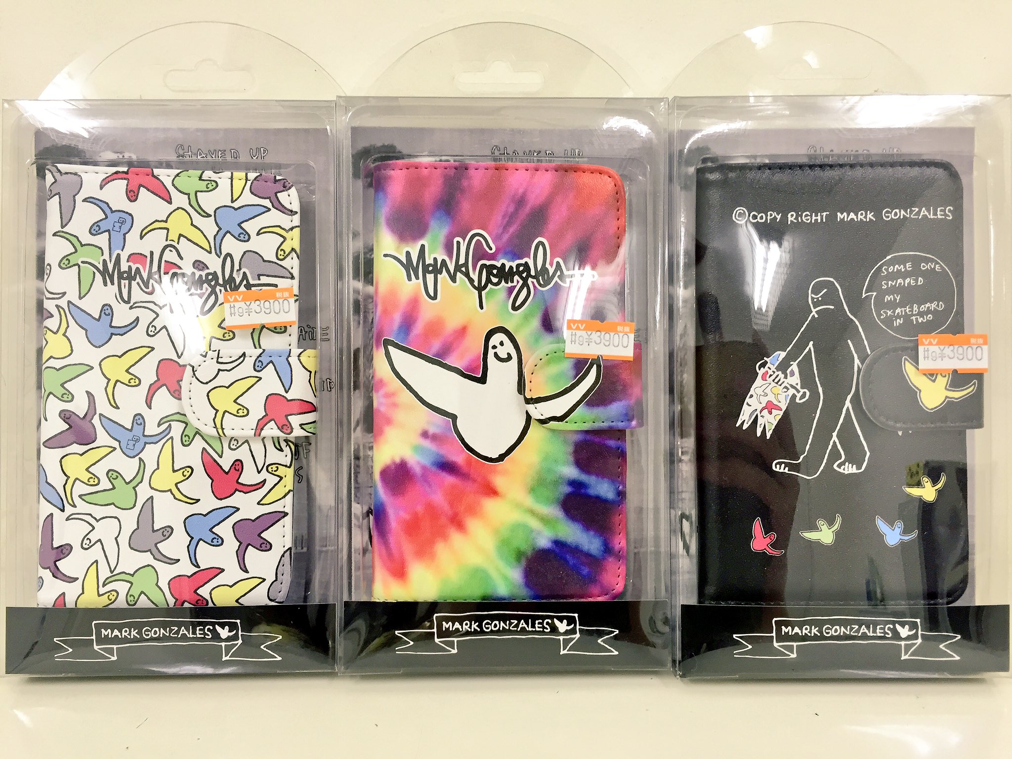 ヴィレッジヴァンガード ルミネ川越店 Mark Gonzalesのスマホケースが新入荷 個人的には真ん中のやつがお気に入りですっ マルチタイプだから サイズさえ合えばiphoneでもスマホでも使えるよ T Co Mo87cwecu5 Twitter