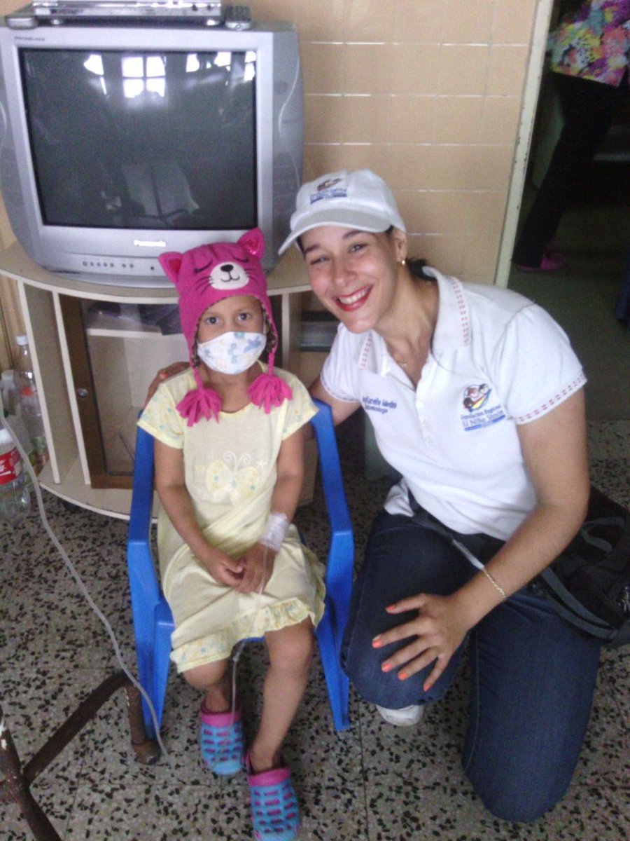 Ayer un amigo venezolano me habló pidiéndome ayuda. Esta es Leodanyeli, una niña enferma de cáncer (rabdomiosarcoma)