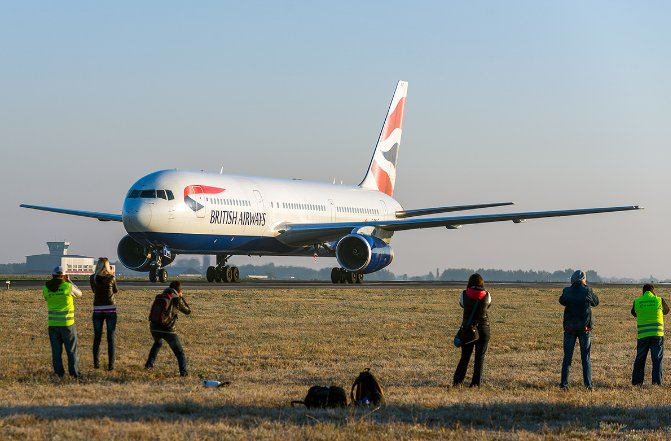 AirNavRadar's tweet photo. British Airways #BA228 landed runway 09L, shut engine 1 down on the taxi way, fire crew following.
@airlivenet https://t.co/oOrun1VKTU