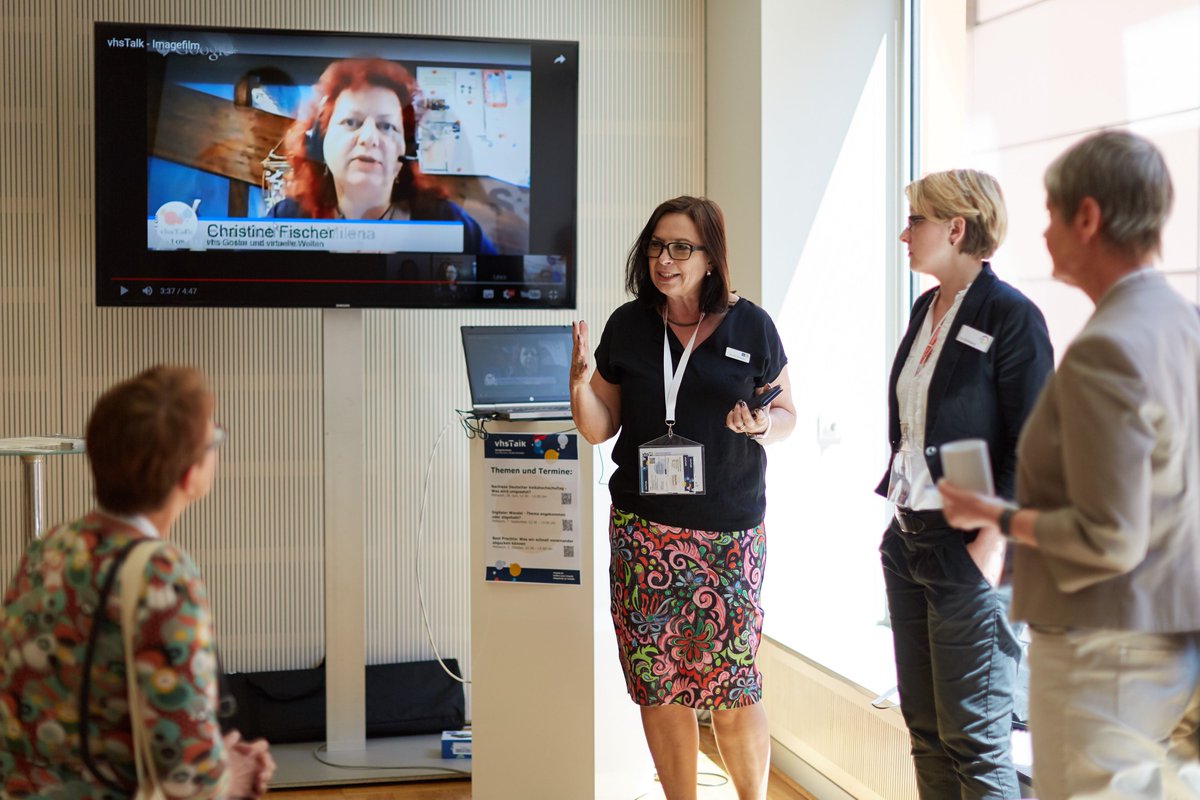 Gäste gesucht für #vhsTalk am 29.6. Thema: #vhstag. Was nehmt ihr mit in den Alltag? Infos: vhstalk.de