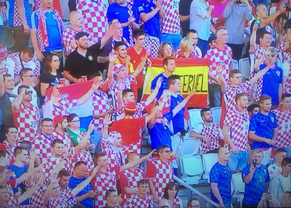 Toda la grada está ocupada por los croatas ¿Toda? ¡No! Cuatro turolenses resisten al invasor heraldo.es/noticias/depor…