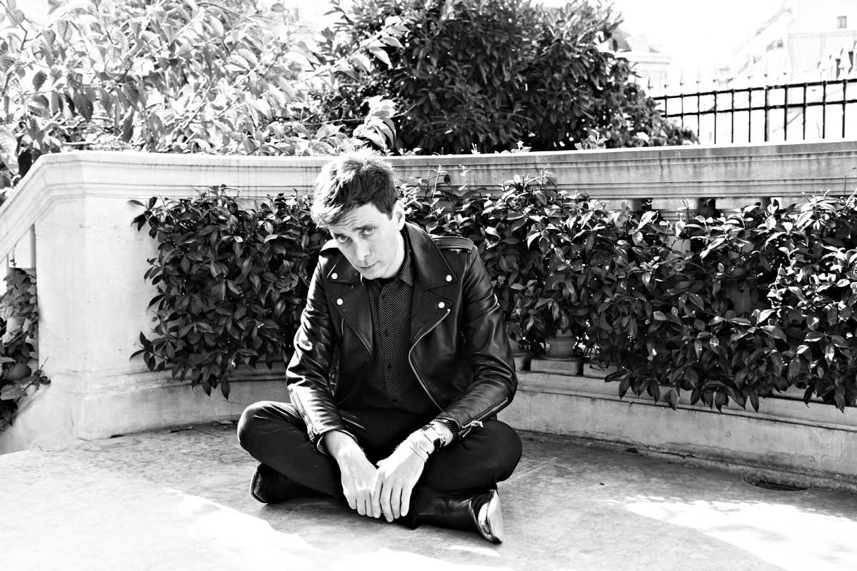 VogueSpain's tweet photo. [VOGUE NEWS] ¿Por qué quiere #HediSlimane seguir "atado" a #SaintLaurent durante un año? https://t.co/juXcbkNncq https://t.co/fq9b567E5Y