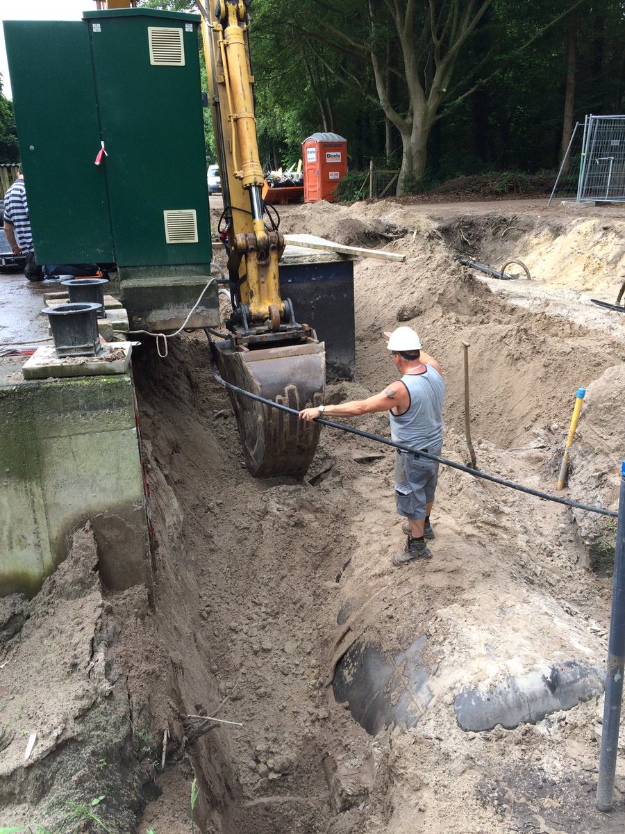 Druk bezig met uitgraven windketel rioolgemaal Vries