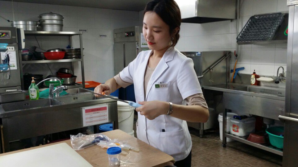 중원구 보건소에서 여름철 요양시설에 대한 집단식중독 발생을 사전에 차단하고자 세균검사하러  나왔습니다.