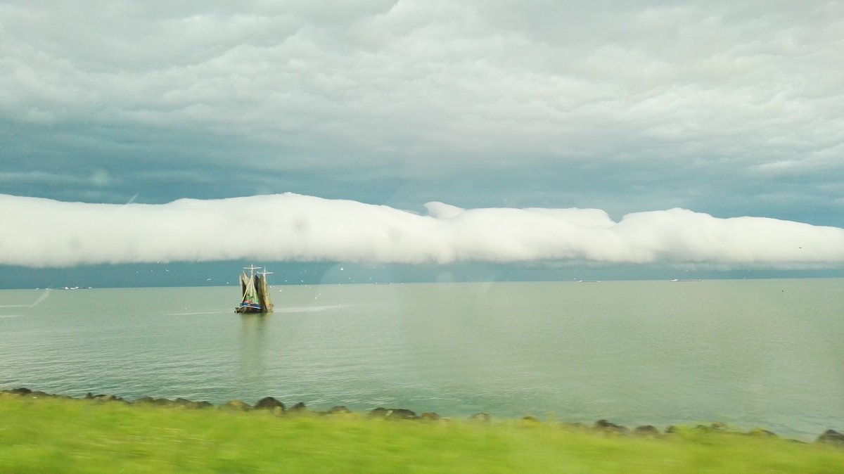 SMaarsingh's tweet photo. Wat een ochtend... wauw! #markermeer #flevoland @RTLnieuws @OmroepFlevoland https://t.co/KdOizeeKhD