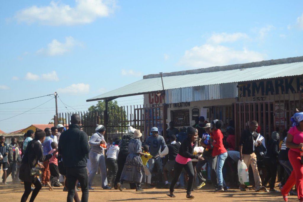 SholarinSeun's tweet photo. Police Kill 2 Suspected of Looting Shops in South Africa https://t.co/DlUExwfD93… https://t.co/mqwv2P8ogM