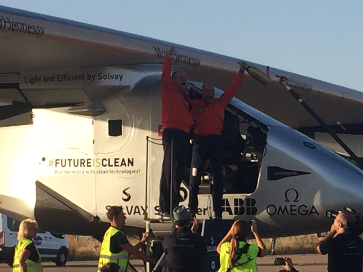 maribel_morera's tweet photo. "Good morning Sevilla!" Dice al salir de la cabina @bertrandpiccard #solarimpulse https://t.co/3GlgopS5wv