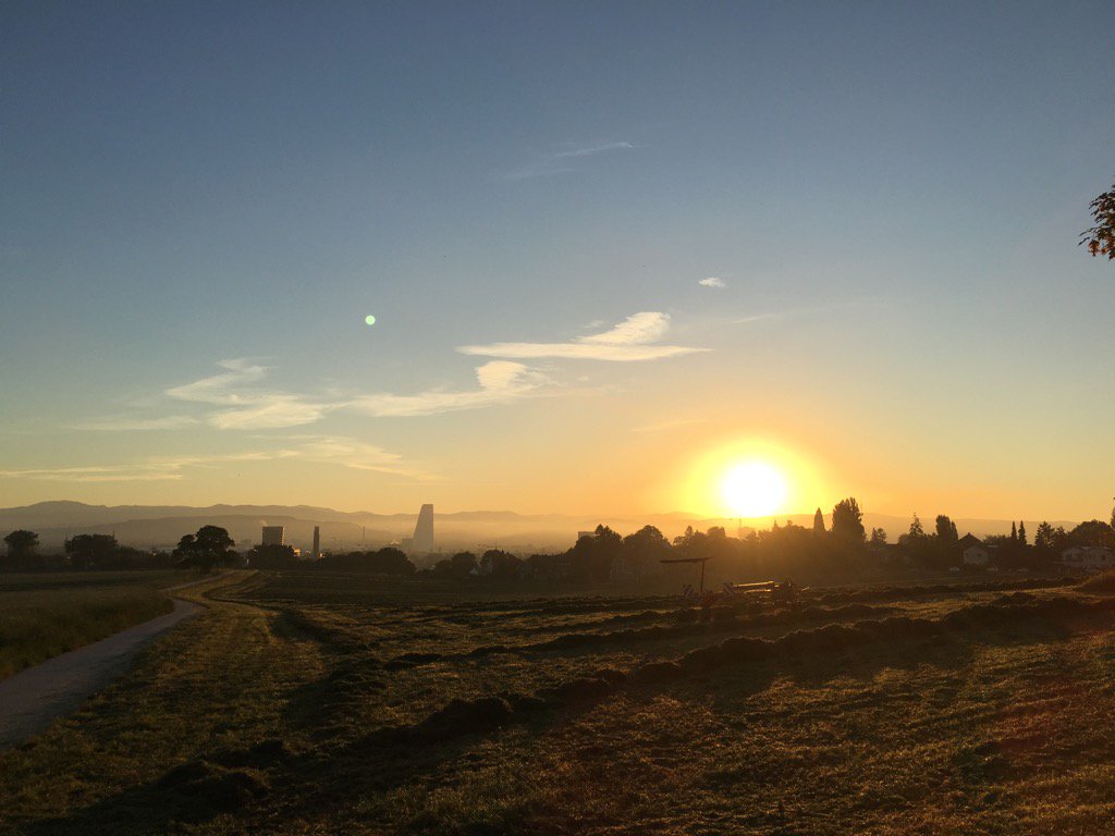 mattzehn's tweet photo. Die Verwandlung von
Höllischer Hitze in
Gleissendes Licht schafft
Nur der Himmel
#Basel #Morgenstund https://t.co/eufhVZvik2