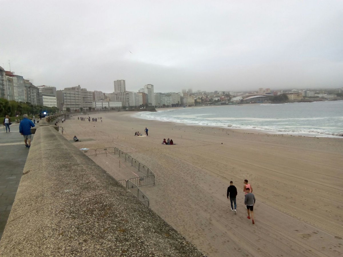 vocescoruna's tweet photo. ▶Son las 8 de la mañana y ya ha empezado la "concentración parcelaria" en las playas de Riazor y Orzán. #SanJuan2016 https://t.co/9e7wlwDwZ0