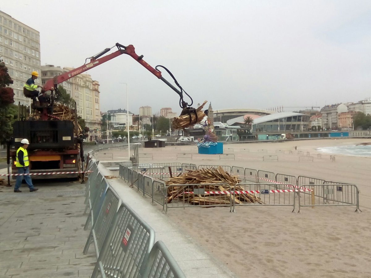 vocescoruna's tweet photo. ▶Son las 8 de la mañana y ya ha empezado la "concentración parcelaria" en las playas de Riazor y Orzán. #SanJuan2016 https://t.co/9e7wlwDwZ0