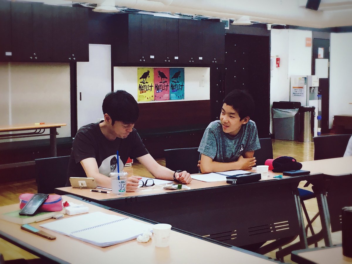 "광대는 삶의 고통으로부터 마음을 지키는 역할을 하는 겁니다"
"늙은이 주제에"
"(빠직)"

#햄릿더플레이 팀은 연습중
#어린햄릿과_광대요릭
#탕준상 #이현철