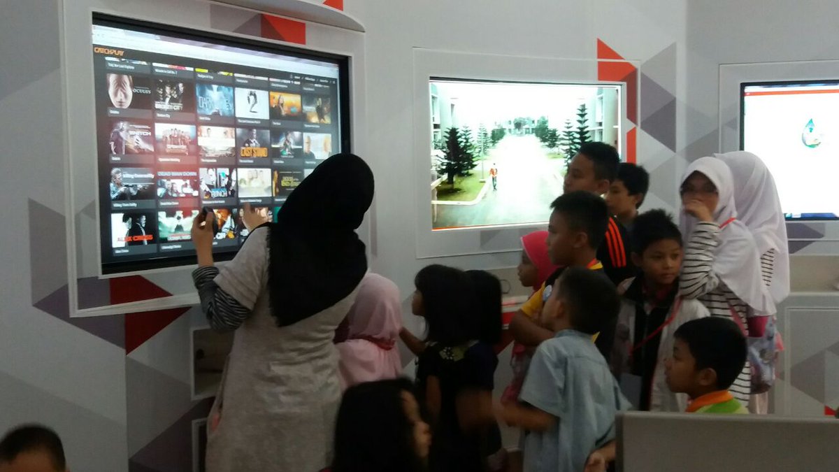 rienkhoirina's tweet photo. enjoy digital experience with #IndihomeCatchplay #kidsgotooffice #KipasBudayaRACE #TelkomJabar #Mkt @emka_khamdan https://t.co/qAlrBh5xRc