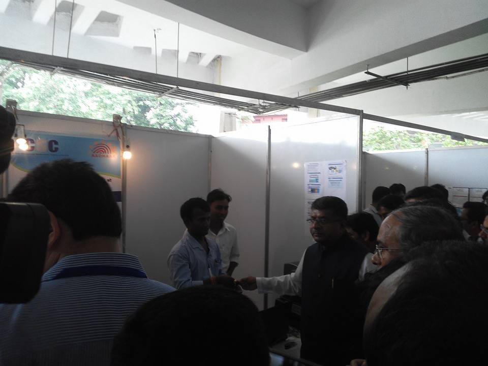 CSCegov_'s tweet photo. @rsprasad interacting with @CSCegov_VLE at the service stall  #BiharCSCConference #transformingindia #cscdigitalseva https://t.co/qNfm6bEeHP