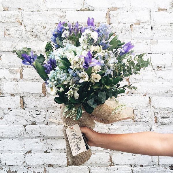 Pitcha_LaLa's tweet photo. ชอบการจัดดอกไม้แบบนี้อะ ดูอบอุ่น 💗💐 https://t.co/ZBSycW5c5E