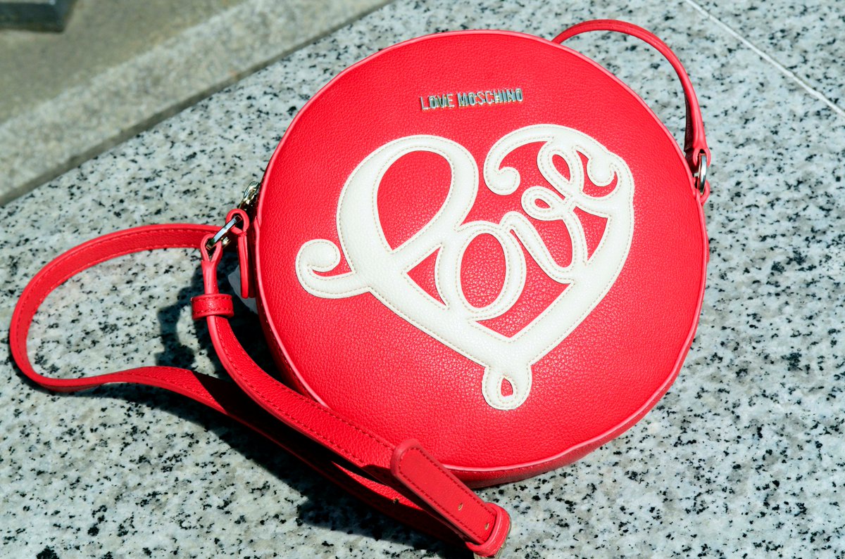 PelluxStore's tweet photo. Non perdere l’occasione di indossare una @LOVEMOSCHINO_H ! Vieni a trovarci da @PelluxStore #Milano #bags #fashion https://t.co/jqmhIdI09o