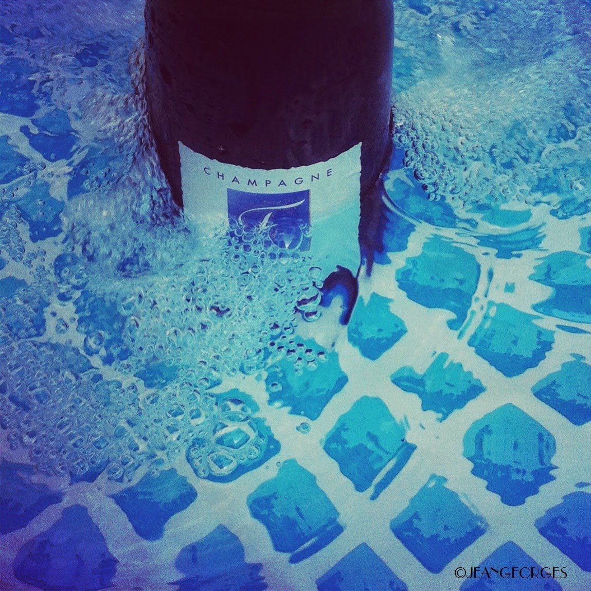 En #Champagne : le grand remplissage ! #Piscine <a href="/leroymerlinfr/">Leroy Merlin</a> bellesetbonneschoses.blogspot.fr/2014/06/bulles… <a href="/ChampagneFleury/">Champagne Fleury</a> #Summer