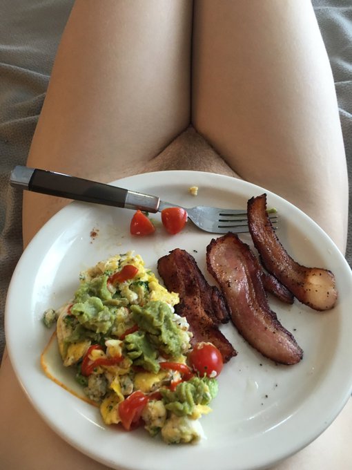 Breakfast is served? #bnb #foodporn #bacon #healthyeating #healthyfood #fitness #hairy #bush #breakfastinbed