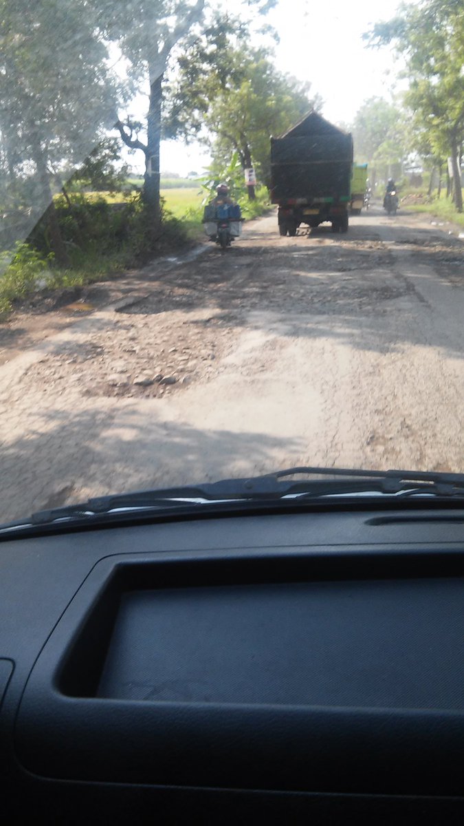barnawwi's tweet photo. Tahan nafas jlnan dinganjuk @TMCNganjuk #nganjuk #berbek https://t.co/KCxtfdfpPs