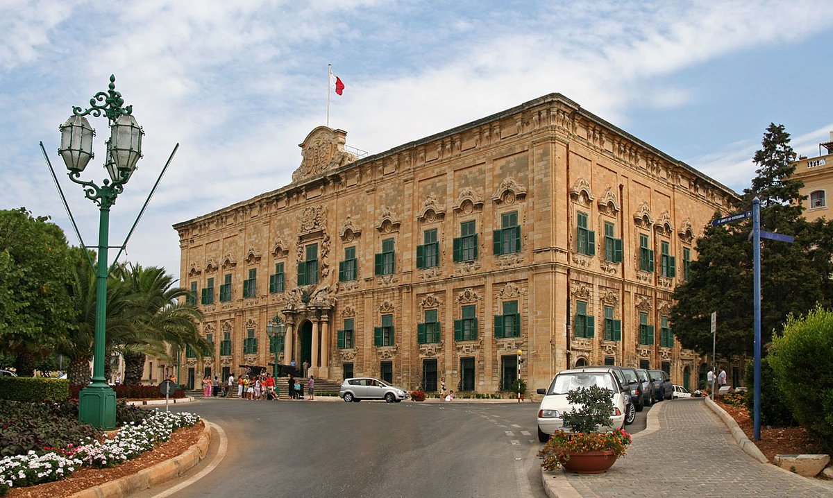 Do you know the amazing Auberge De Castille in #Valletta ?It's one of the finest architectural works in Malta. #HOQ