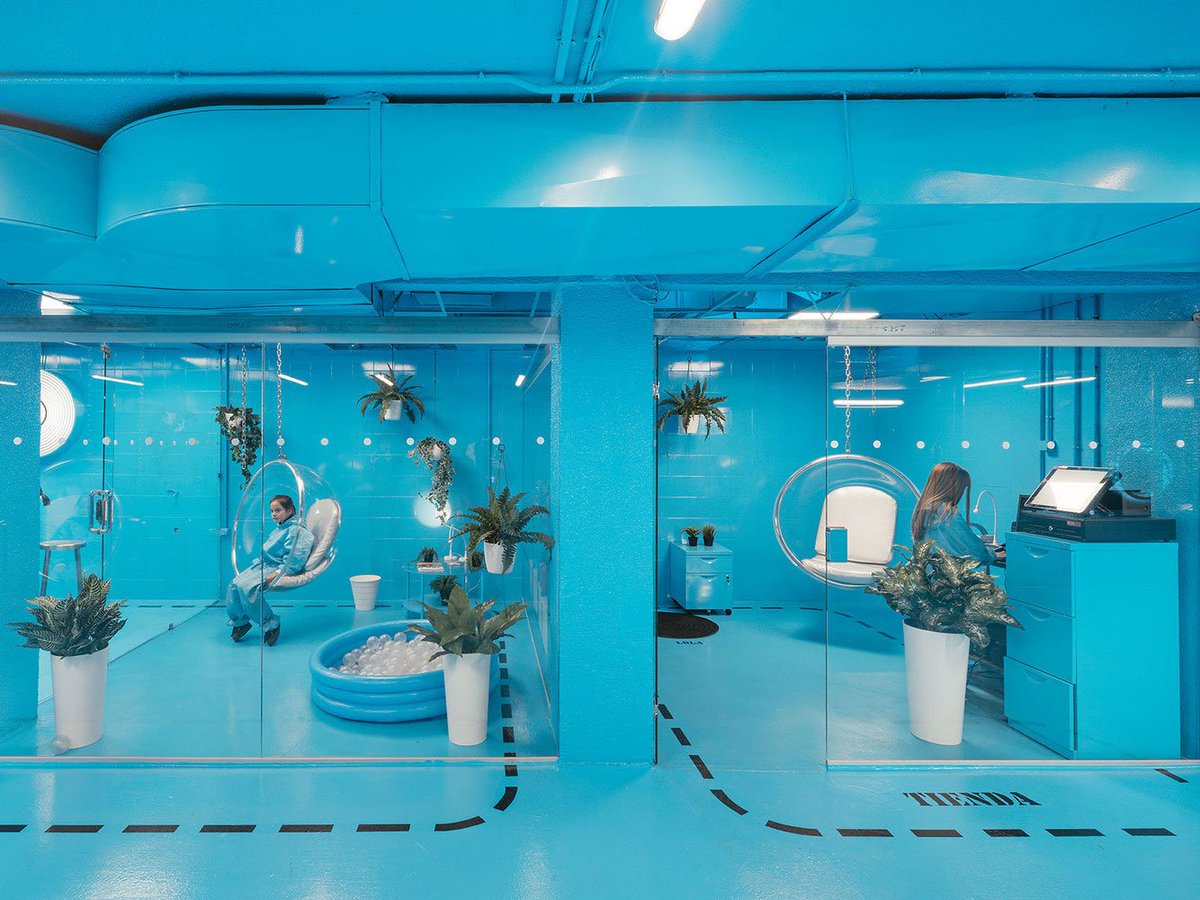 crossmarks's tweet image. MUST SEE: Burbucar, theatrale ervaring in een felblauwe wasstraat... #mustsee bit.ly/28Ph6Kn